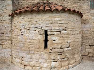 ...con tanto di finestrella e tetto in tegole sul retro